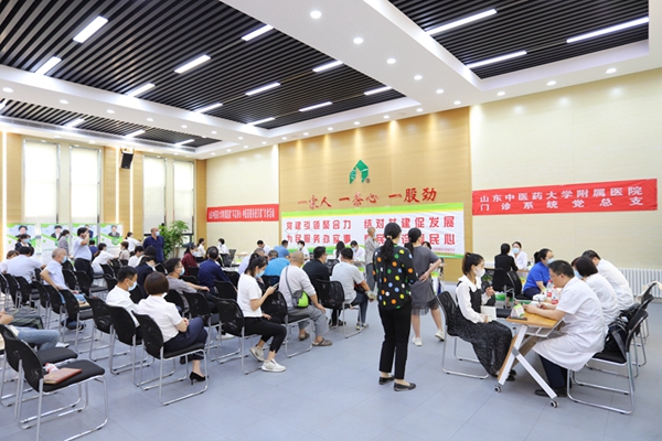 黨建引領(lǐng)聚合力，結(jié)對共建促發(fā)展  為民服務(wù)辦實(shí)事，惠民義診暖民心——山東中醫(yī)藥大學(xué)附屬醫(yī)院門診管理服務(wù)黨支部和管理公司機(jī)關(guān)黨支部舉行黨建共建協(xié)議簽約儀式