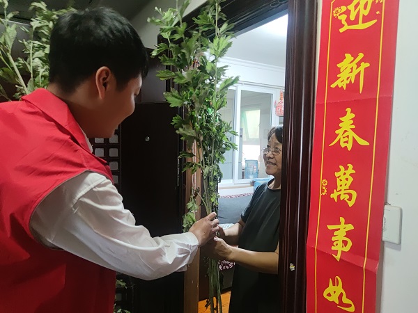 艾葉飄香 濃情端午，三箭物業(yè)開展送艾草活動